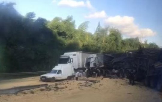 Carga de soja tomba nos dois sentidos da BR-324 e deixa feridos
