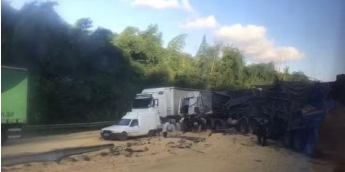 Carga de soja tomba nos dois sentidos da BR-324 e deixa feridos