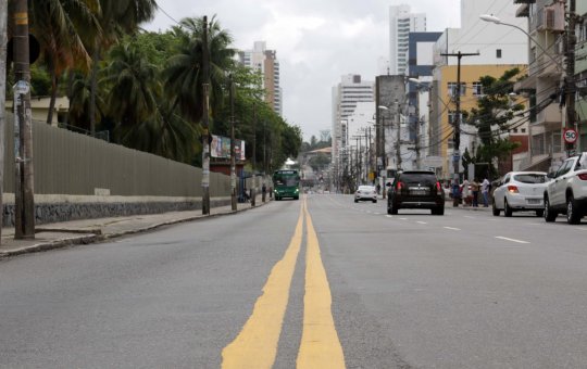 Buraco na pista interdita via exclusiva para ônibus na Avenida Paulo VI