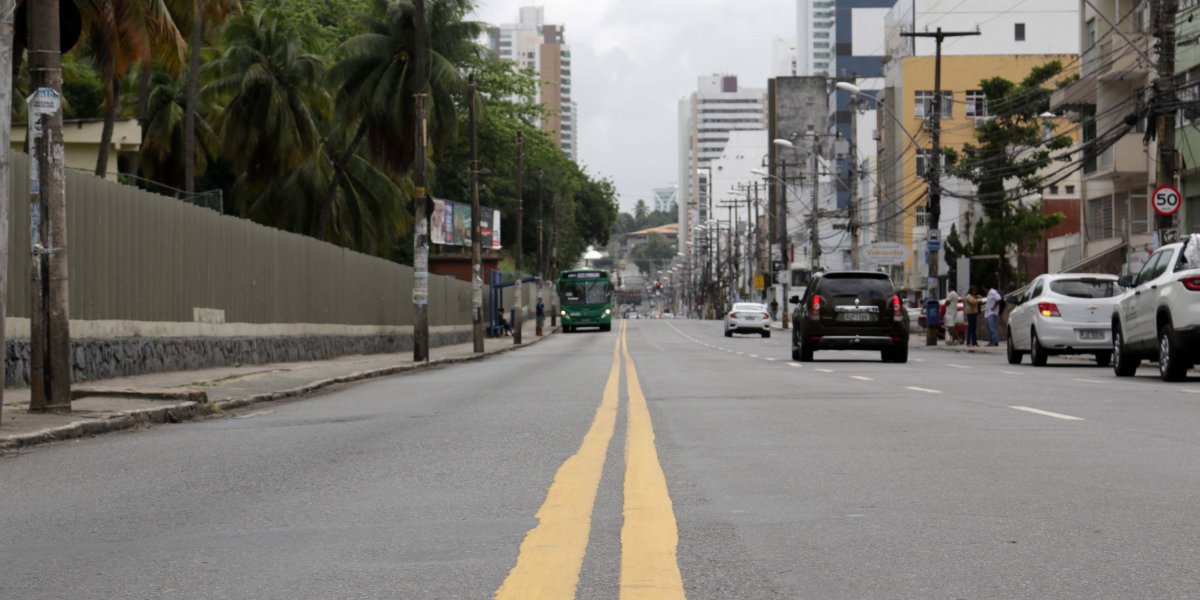 Buraco na pista interdita via exclusiva para ônibus na Avenida Paulo VI