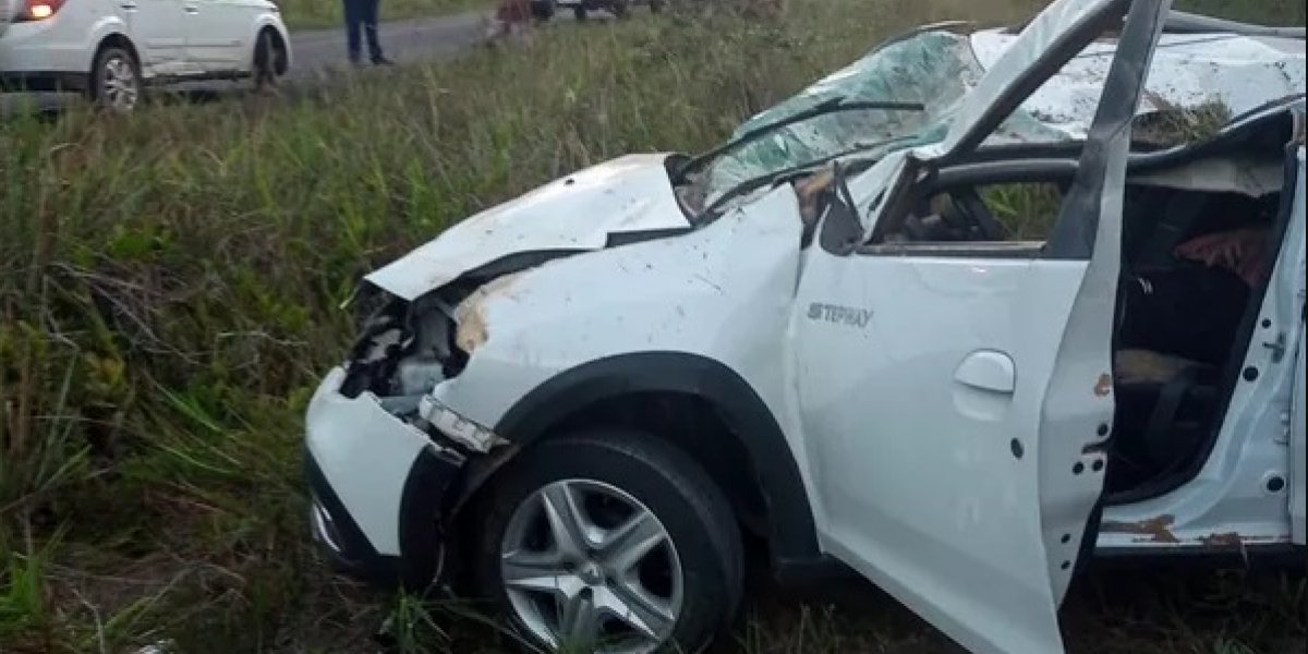Médico morre após capotamento de carro em rodovia no sul da BA