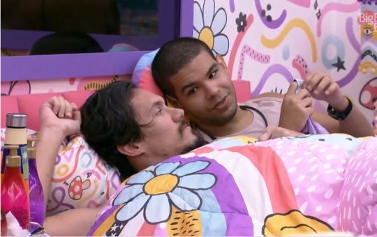 BBB 22: Em papo na cama, Vyni faz convite picante para Eli