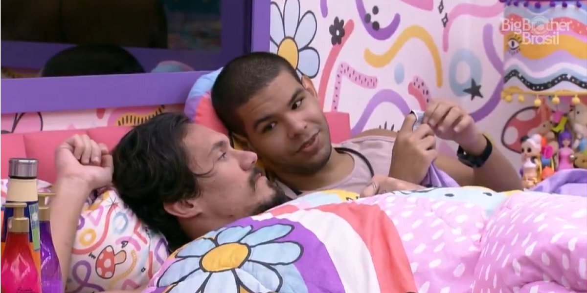 BBB 22: Em papo na cama, Vyni faz convite picante para Eli