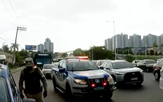 Acidente entre moto e carro deixa duas pessoas feridas na Avenida Paralela