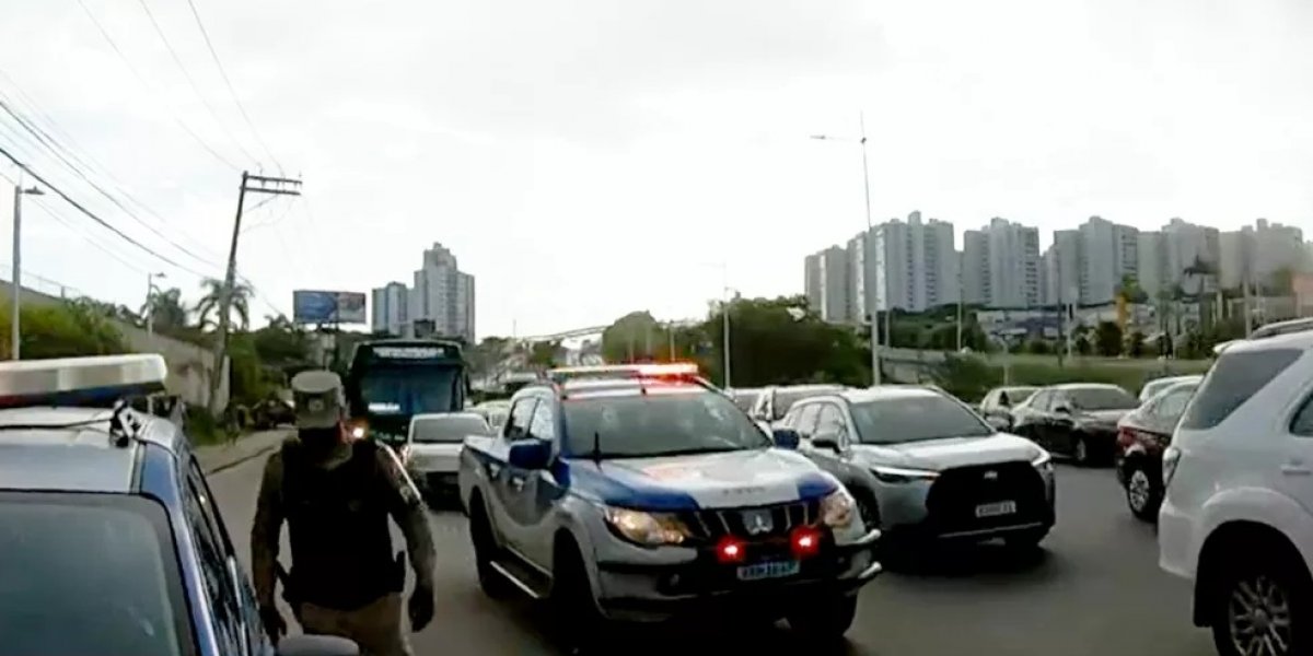 Acidente entre moto e carro deixa duas pessoas feridas na Avenida Paralela