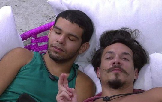 BBB 22: Eli teme eliminação de Vyni e eles choram juntos na área externa da casa