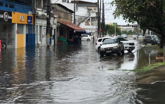Temporal em Salvador deixa ruas alagadas e gera transtornos por toda a cidade
