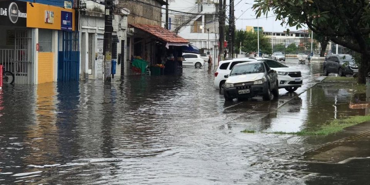 Temporal em Salvador deixa ruas alagadas e gera transtornos por toda a cidade