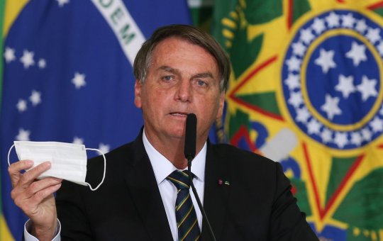 “Não pode ficar vivendo de máscara”, diz Bolsonaro sobre liberação do uso