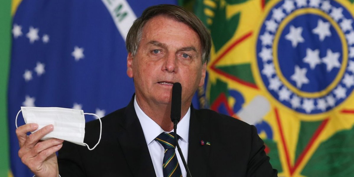 “Não pode ficar vivendo de máscara”, diz Bolsonaro sobre liberação do uso