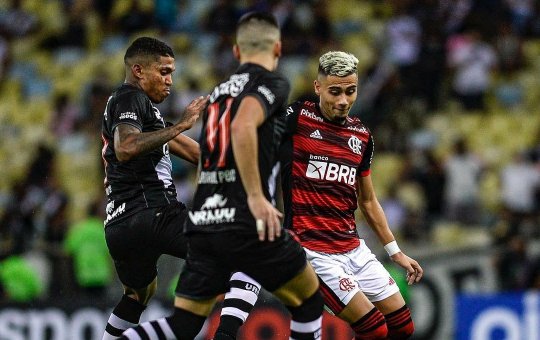Gabigol marca e Flamengo derrota Vasco na ida das semifinais do Carioca