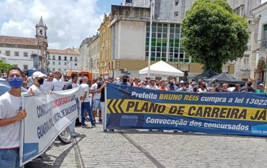 Guarda Civil Municipal faz 'panelaço' e paralisa serviços nesta quinta