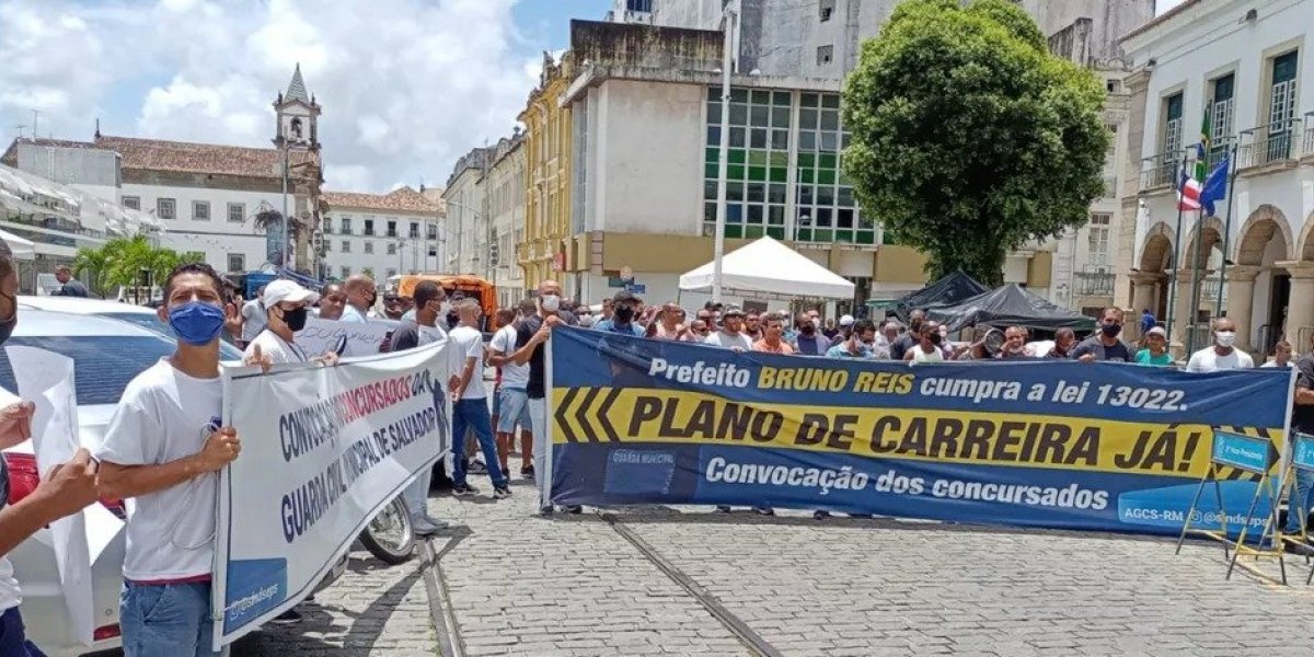 Guarda Civil Municipal faz 'panelaço' e paralisa serviços nesta quinta