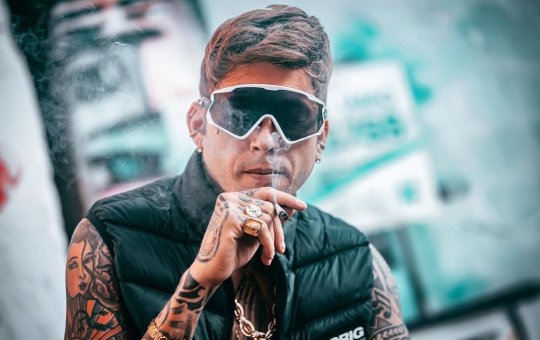 Deputado federal Igor Kannário acende cigarro de maconha durante entrevista