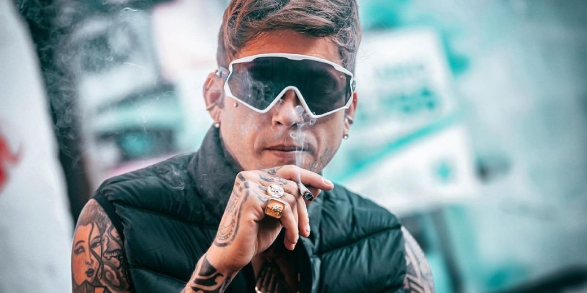 Deputado federal Igor Kannário acende cigarro de maconha durante entrevista