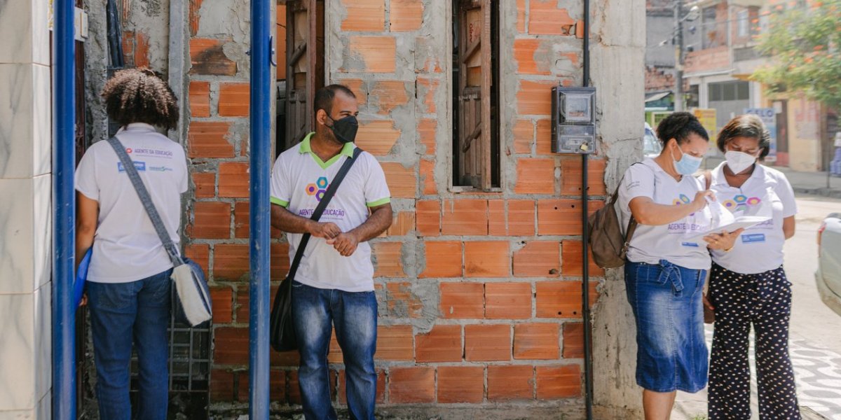 Agentes da educação visitam casas de alunos faltosos no combate à evasão escolar