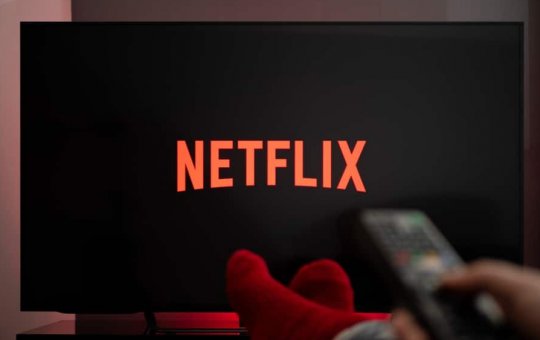 Netflix vai cobrar taxa extra de usuários que dividem conta com amigos