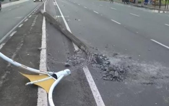 Homem fica ferido após bater carro em poste em Lauro de Freitas