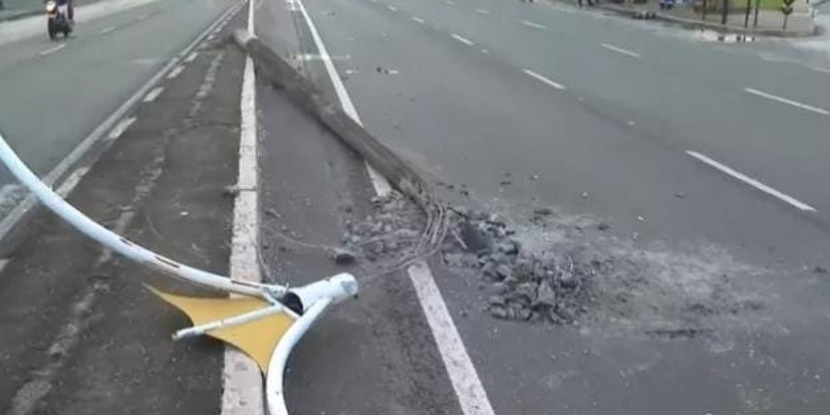 Homem fica ferido após bater carro em poste em Lauro de Freitas