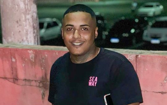 Após ser solto, blogueiro Bonifácio surge usando tornozeleira eletrônica