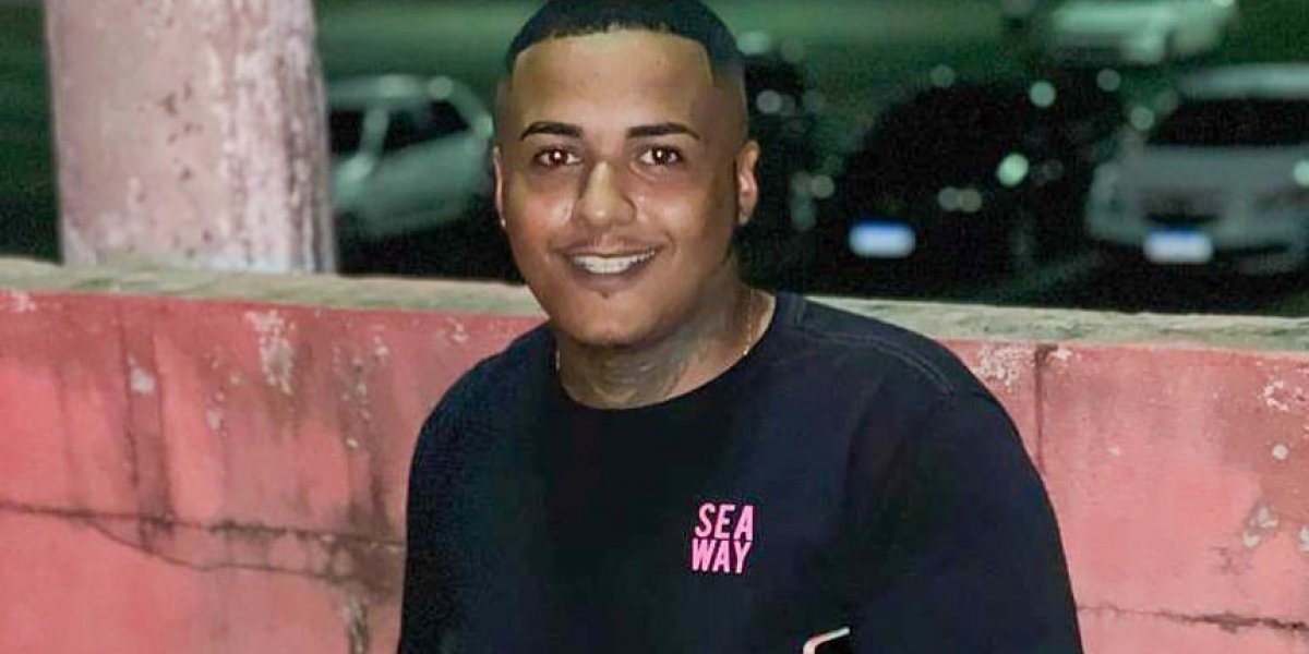 Após ser solto, blogueiro Bonifácio surge usando tornozeleira eletrônica