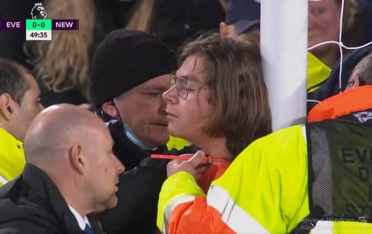 Jogo na Inglaterra é paralisado após ativista se prender na trave pelo pescoço