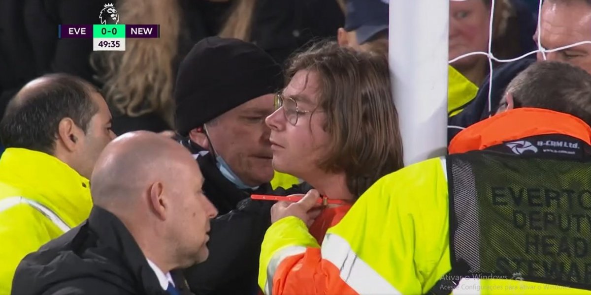 Jogo na Inglaterra é paralisado após ativista se prender na trave pelo pescoço