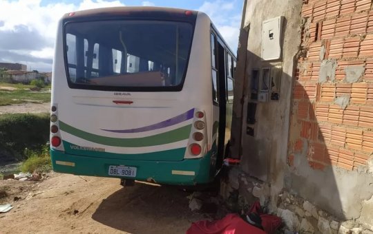 Juazeiro: Idoso morre após ser esmagado entre ônibus e muro