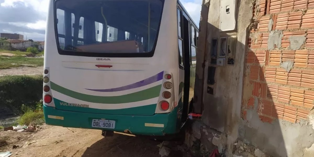 Juazeiro: Idoso morre após ser esmagado entre ônibus e muro