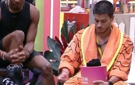 Eli levanta suspeita de que Arthur trapaceou no sorteio da Prova do Anjo do BBB