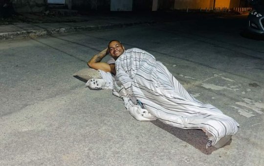 Caso de mulher que traiu marido com morador de rua vira memes na web; Confira