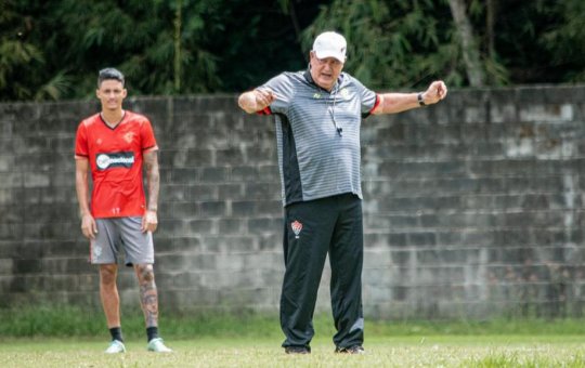 Geninho comanda treino e prepara Vitória para jogo contra o Glória-RS
