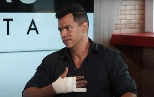 Personal que flagrou esposa com mendigo aparece sem aliança e explica motivo