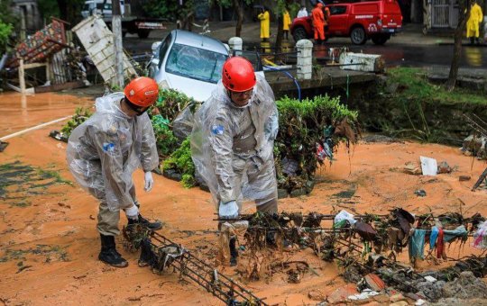 Equipes buscam quatro desaparecidos em Petrópolis