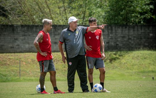 Geninho reafirma mudanças no Vitória, mas veta dupla entre Dinei e Tréllez