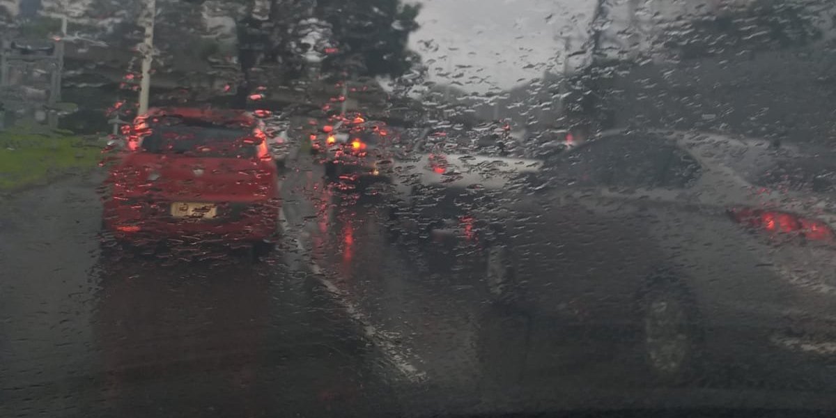 Salvador tem manhã de chuva, caos e protestos nesta quarta-feira (23)