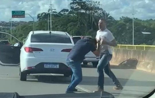 Fight: Motoristas trocam socos no meio da Avenida Paralela, em Salvador