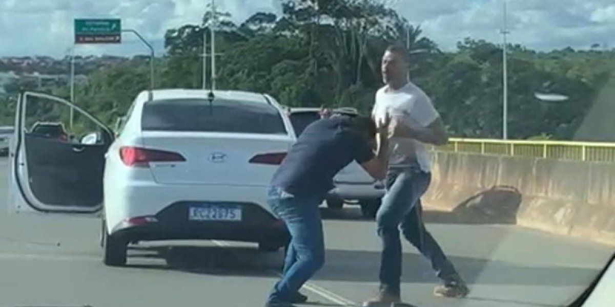 Fight: Motoristas trocam socos no meio da Avenida Paralela, em Salvador