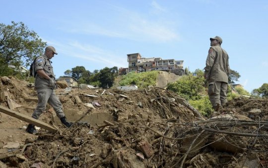 Petrópolis: bombeiros encontram corpo de possível vítima da chuva