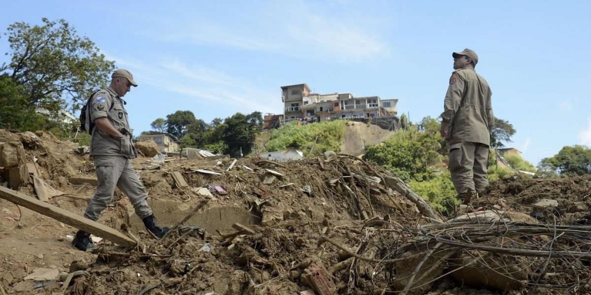 Petrópolis: bombeiros encontram corpo de possível vítima da chuva