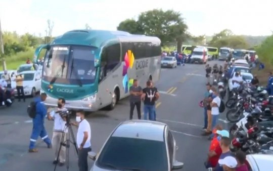 Grupo fecha via na BA-523 em protesto contra preço dos combutíveis