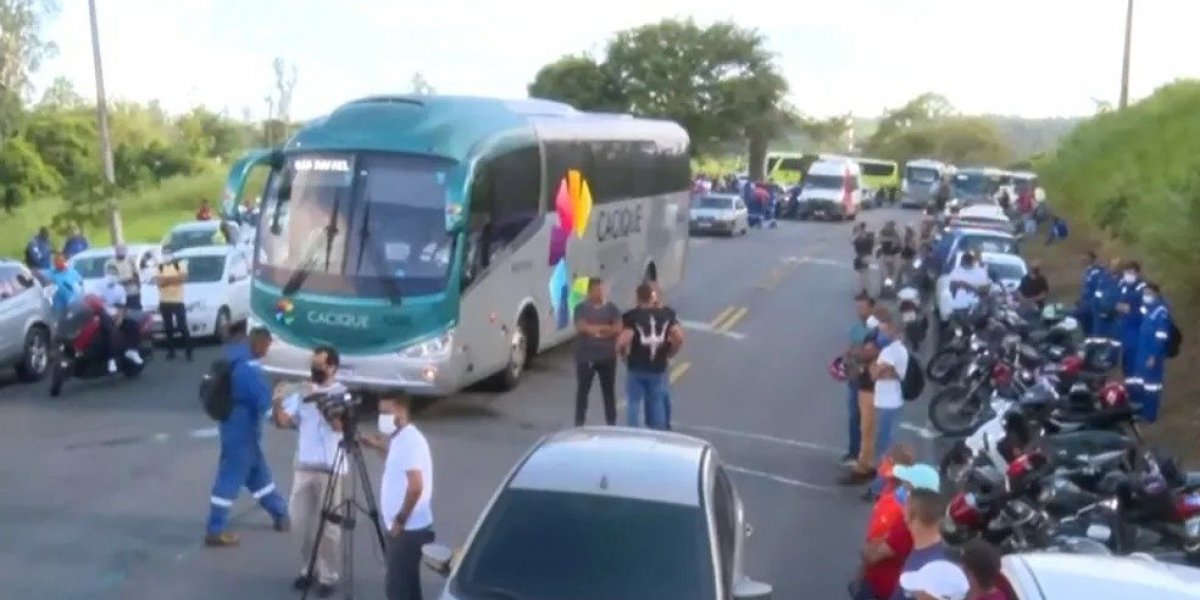 Grupo fecha via na BA-523 em protesto contra preço dos combutíveis