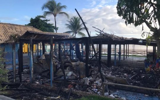 Incêndio atinge barraca de praia em Buraquinho, Lauro de Freitas