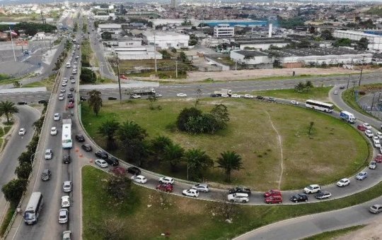 Durante assalto em ônibus, homem morre baleado na Via Parafuso