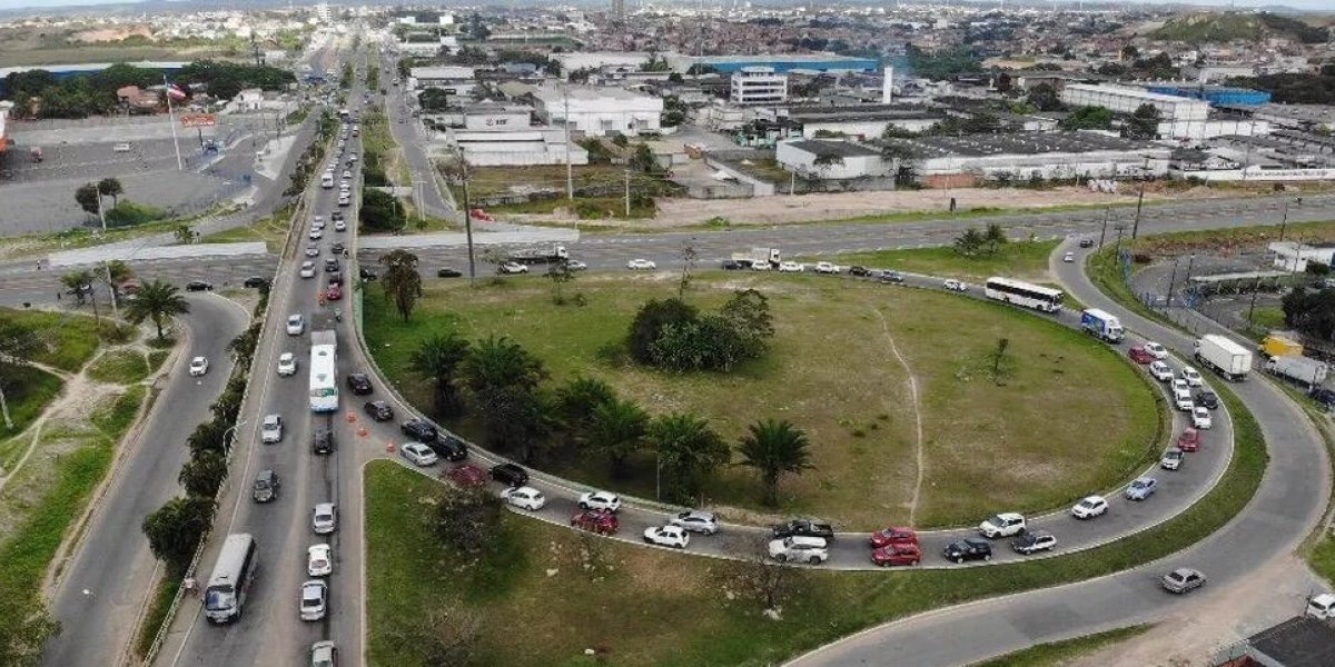 Durante assalto em ônibus, homem morre baleado na Via Parafuso