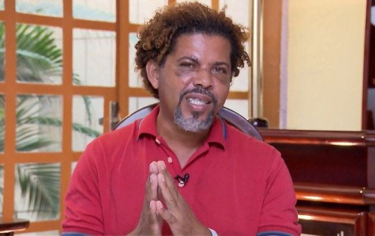 Morador de rua flagrado com esposa de personal aparece em carro importado