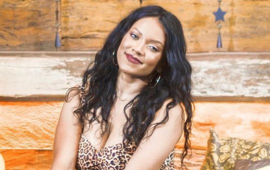 Com barriga postiça, sósia de Rihanna faz sucesso nas ruas de São Paulo