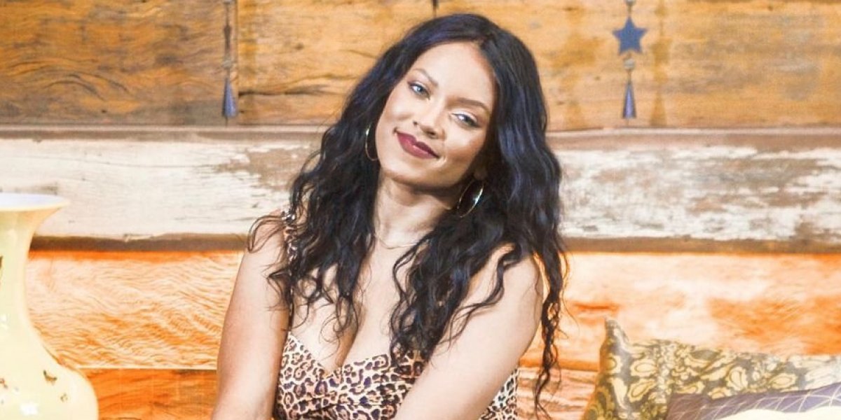 Com barriga postiça, sósia de Rihanna faz sucesso nas ruas de São Paulo