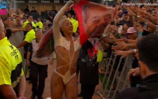 Pabllo Vittar levanta bandeira de Lula e grita “Fora, Bolsonaro” no Lollapalooza