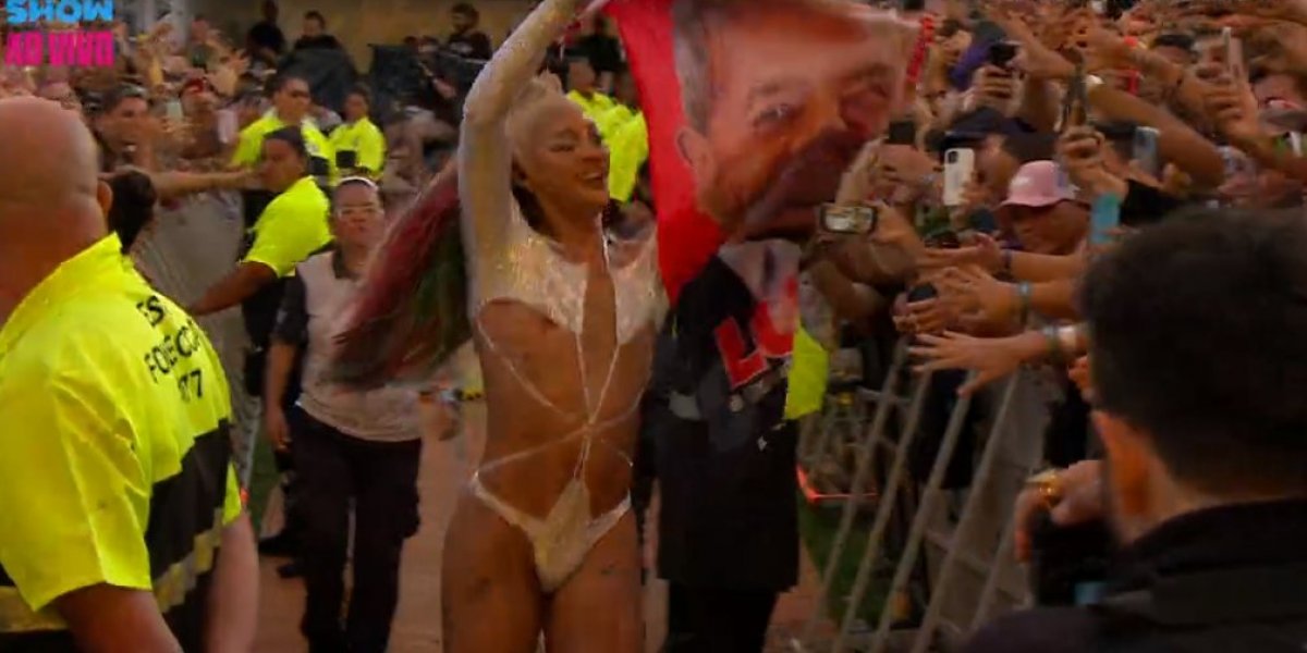 Pabllo Vittar levanta bandeira de Lula e grita “Fora, Bolsonaro” no Lollapalooza